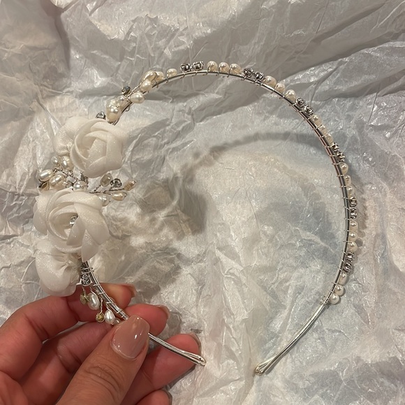 Bridal white flower headband - Picture 3 of 5